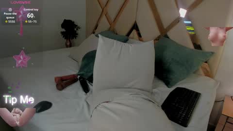 Snapshot of sofia_samuels chatting on 05-13-26, 12:08 Sofia Samuels online show from 05-13-26, 12:08