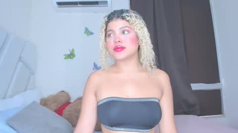 sofiacastillo01 online show from 04-17-26, 06:55