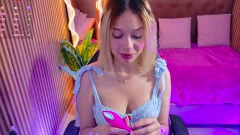 Snapshot of sofiapalmer_tay chatting on 07-15-26, 12:10 SOFI online show from 07-15-26, 12:10