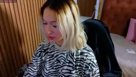 Snapshot of sofiapalmer_tay chatting on 07-22-26, 11:35 SOFI online show from 07-22-26, 11:35