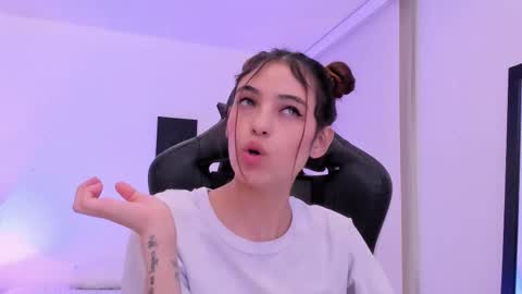 Sofia  Help me reach 5K followers  online show from 11-26-25, 08:32