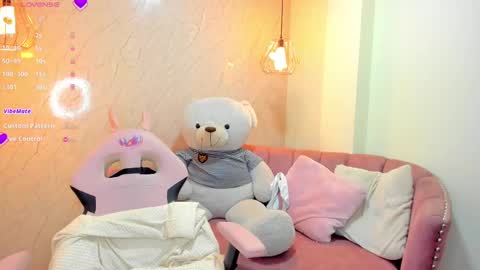 Snapshot of sofii_miller_ chatting on 03-06-25, 10:04 online show from 03-06-25, 10:04