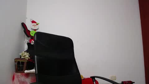 Snapshot of soft_fetish chatting on 12-02-24, 11:34 Camila M online show from 12-02-24, 11:34