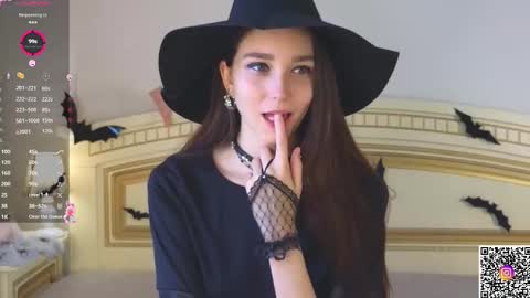 Snapshot of softiedream chatting on 10-30-25, 06:48 Elly online show from 10-30-25, 06:48