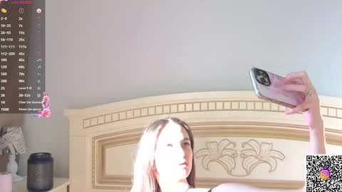 Snapshot of softiedream chatting on 11-03-25, 06:14 Elly online show from 11-03-25, 06:14