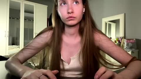 Snapshot of softlygirl chatting on 06-11-26, 06:17 softlygirl online show from 06-11-26, 06:17