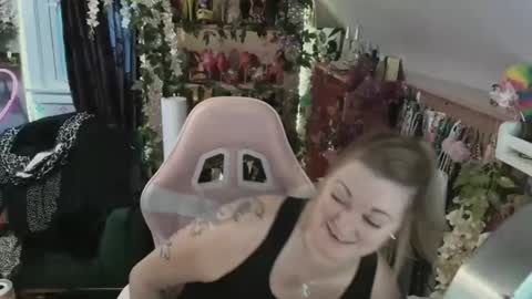 Snapshot of solesticia chatting on 02-05-25, 10:22 solesticia online show from 02-05-25, 10:22