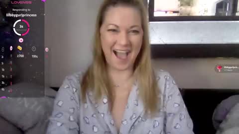 Snapshot of solesticia chatting on 11-10-25, 04:06 solesticia online show from 11-10-25, 04:06