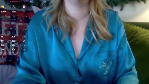 Snapshot of solesticia chatting on 12-02-25, 02:23 solesticia online show from 12-02-25, 02:23