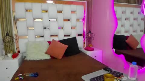 Snapshot of solevanss chatting on 02-25-25, 01:06 Sol Evans online show from 02-25-25, 01:06