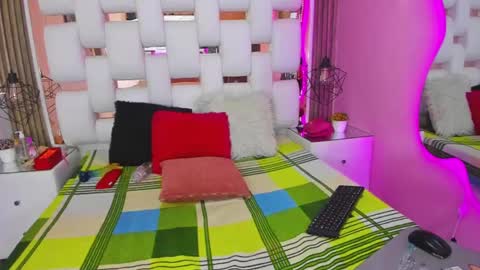 Snapshot of solevanss chatting on 03-05-25, 04:02 Sol Evans online show from 03-05-25, 04:02