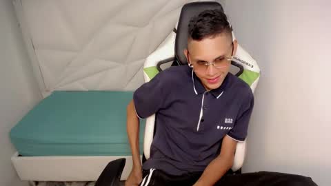 Snapshot of sombra_18 chatting on 05-23-26, 05:01 ESTEBAN online show from 05-23-26, 05:01