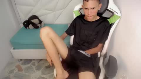 Snapshot of sombra_18 chatting on 05-29-26, 04:54 ESTEBAN online show from 05-29-26, 04:54