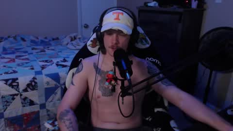 Snapshot of somethinqfunny chatting on 12-17-24, 04:45 Lover Boi online show from 12-17-24, 04:45