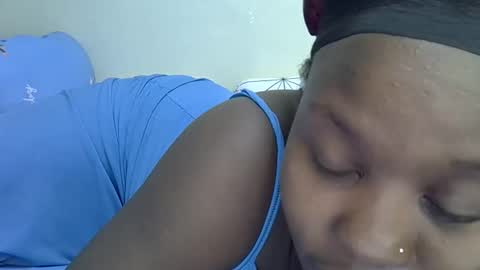 Snapshot of sonnia02 chatting on 11-02-25, 08:22 sonnia02 online show from 11-02-25, 08:22