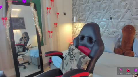 Snapshot of sophi_01 chatting on 05-02-26, 03:33 sophie online show from 05-02-26, 03:33