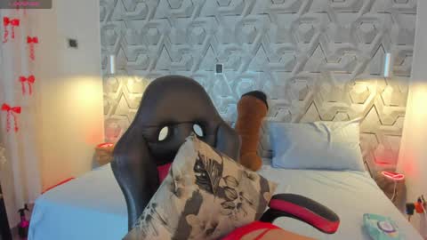 Snapshot of sophi_01 chatting on 05-28-26, 09:34 sophie online show from 05-28-26, 09:34