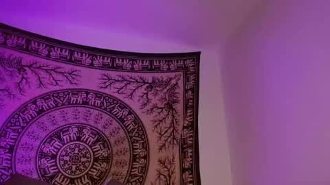 Snapshot of sophi_miler chatting on 09-27-25, 01:43 sophia online show from 09-27-25, 01:43