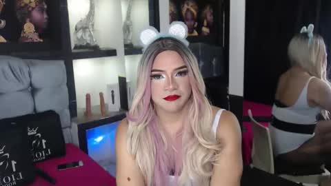 sophia_hott01 online show from 11-18-25, 11:58