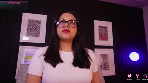 Snapshot of sophia_wilsonn_ chatting on 03-18-26, 10:40 Sofi online show from 03-18-26, 10:40