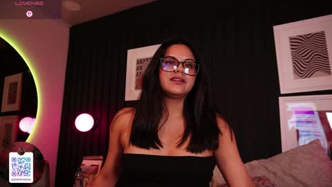 Snapshot of sophia_wilsonn_ chatting on 04-25-26, 01:52 Sofi online show from 04-25-26, 01:52