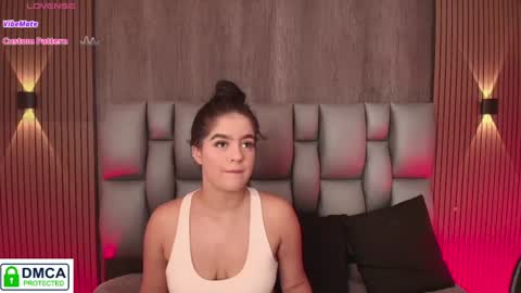 Snapshot of sophiaa_taylor_ chatting on 06-20-26, 08:06 online show from 06-20-26, 08:06