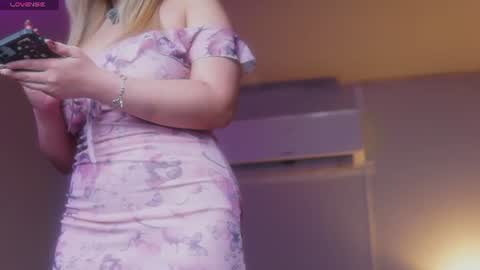 Snapshot of sophialaxx chatting on 06-20-26, 10:45 Sophia online show from 06-20-26, 10:45