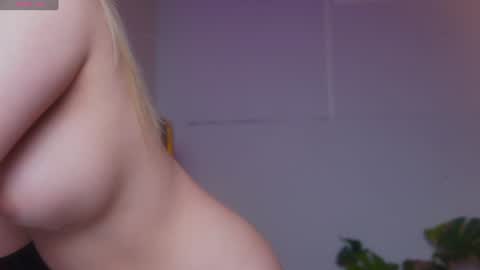 Snapshot of sophialaxx chatting on 06-25-26, 05:12 Sophia online show from 06-25-26, 05:12