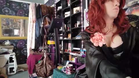 Snapshot of sophie198013 chatting on 05-21-26, 01:51 Sophie Satin1980 online show from 05-21-26, 01:51