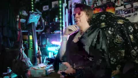 Snapshot of sophie198013 chatting on 06-11-26, 11:36 Sophie Satin1980 online show from 06-11-26, 11:36
