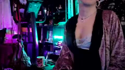 Snapshot of sophie198013 chatting on 06-18-26, 12:44 Sophie Satin1980 online show from 06-18-26, 12:44