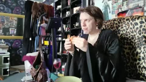 Snapshot of sophie198013 chatting on 07-14-26, 01:06 Sophie Satin1980 online show from 07-14-26, 01:06