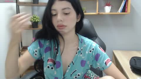 Snapshot of sophie_copers chatting on 06-14-26, 02:41 S O P H I E online show from 06-14-26, 02:41