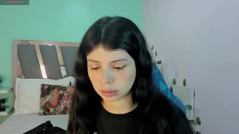 Snapshot of sophie_copers chatting on 06-16-26, 02:30 S O P H I E online show from 06-16-26, 02:30