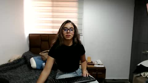 sophie_fox2 online show from 05-23-26, 07:40