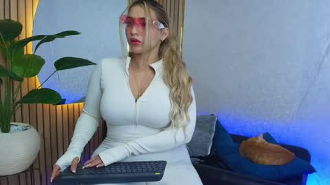 Snapshot of sophie_janner chatting on 06-01-26, 10:11 SOPHIE JANNER online show from 06-01-26, 10:11