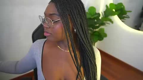 Snapshot of sophie_luvs chatting on 06-16-26, 05:26 Sophie online show from 06-16-26, 05:26