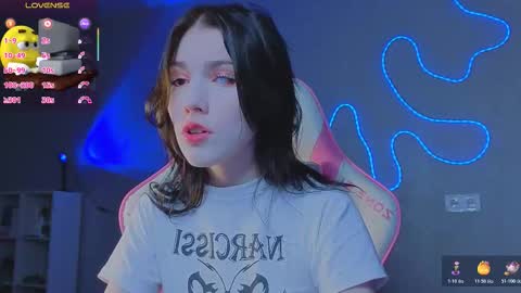 Snapshot of sophie_nomenal_ chatting on 12-21-25, 12:23 sophie_nomenal_ online show from 12-21-25, 12:23