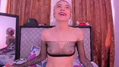 Sophie online show from 06-12-26, 06:40