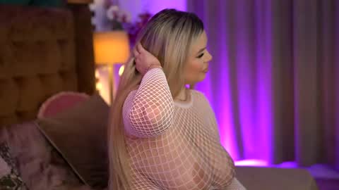 Snapshot of sophieboobsx chatting on 05-27-26, 05:48 Sophie online show from 05-27-26, 05:48