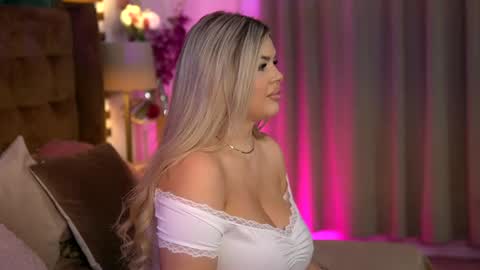 Snapshot of sophieboobsx chatting on 05-30-26, 06:10 Sophie online show from 05-30-26, 06:10