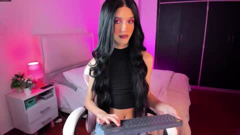 Snapshot of sophiecornett chatting on 12-22-25, 08:11 online show from 12-22-25, 08:11