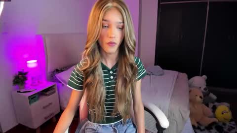 Snapshot of sophiecornett chatting on 01-08-26, 09:44 online show from 01-08-26, 09:44