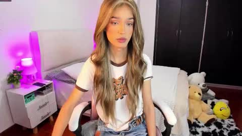 Snapshot of sophiecornett chatting on 01-10-26, 08:38 online show from 01-10-26, 08:38