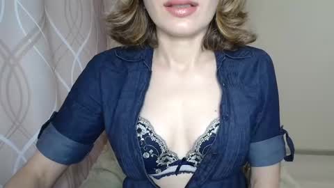Snapshot of sophiemisss chatting on 10-16-25, 10:16 Sophiemisss online show from 10-16-25, 10:16