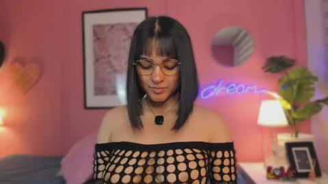 Snapshot of soysaraa_ chatting on 05-05-26, 05:04 Aleja online show from 05-05-26, 05:04