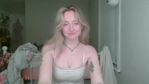 Snapshot of sp8cebunni99 chatting on 10-29-25, 10:33 Margo online show from 10-29-25, 10:33