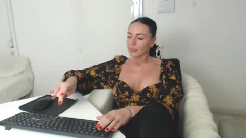 Snapshot of spicemint chatting on 01-11-25, 04:36 Carla online show from 01-11-25, 04:36