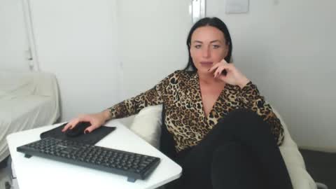 Snapshot of spicemint chatting on 01-18-25, 11:00 Carla online show from 01-18-25, 11:00