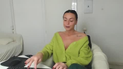 Snapshot of spicemint chatting on 01-21-25, 07:06 Carla online show from 01-21-25, 07:06